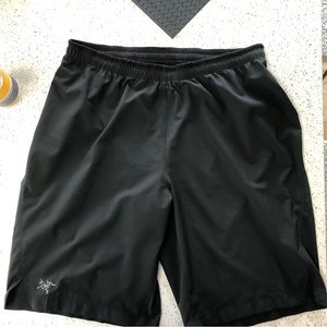 Mens Arc’Teryx shorts, black size medium